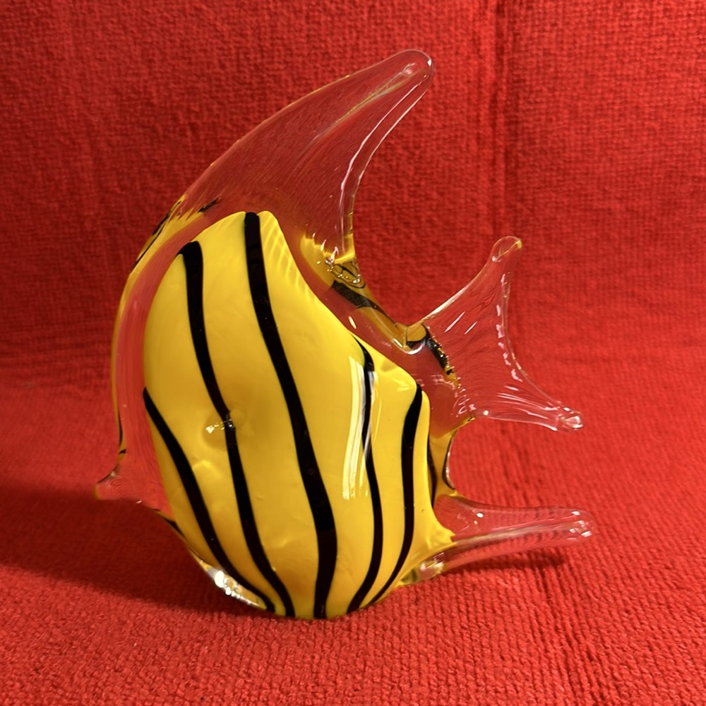 Hand fused Vinci fish by Dynasty Gallery. 5”x5”.Very detailed is yellow & black.